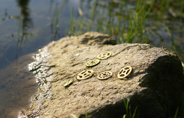 Halskette am Stein an sonnigen Tagen - Foto, Bild
