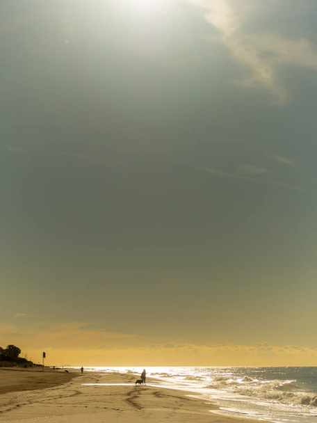 Gava Barcelona Beach o wschodzie słońca na piękny dzień cieszyć się nim - Zdjęcie, obraz