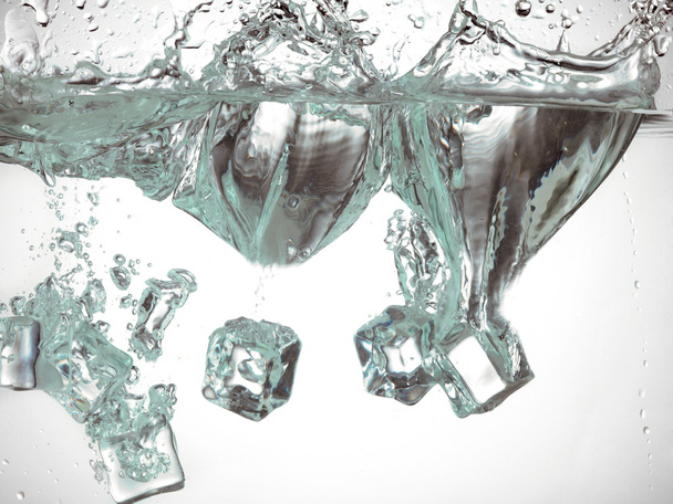 300 cubos de gelo em água
 - Foto, Imagem