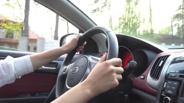 A fiatal lány, egy autó volánja mögött - Felvétel, videó