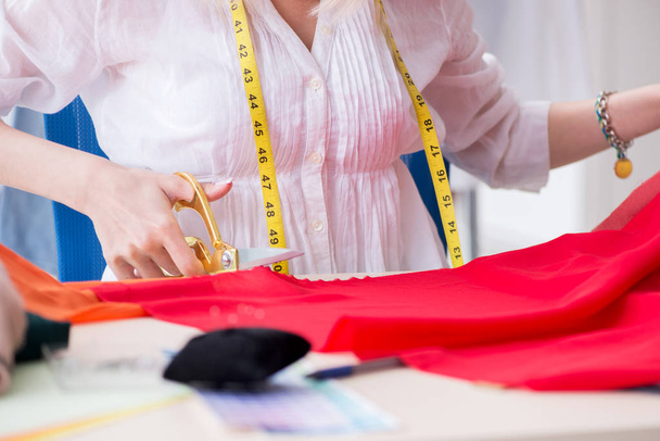 Žena krejčí pracuje na nových designech šatů - Fotografie, Obrázek