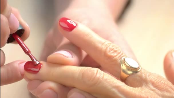 Manicure in de schoonheidssalon close-up. - Video