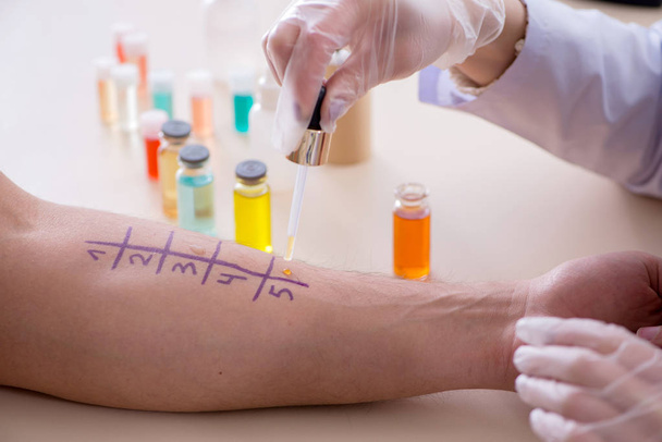 Médecin testant la réaction allergique du patient à l'hôpital - Photo, image