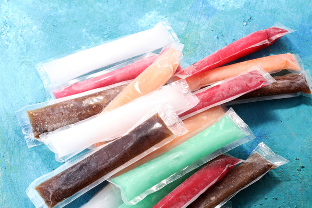 Colorful frozen fruit bar ice pops. - Foto, imagen