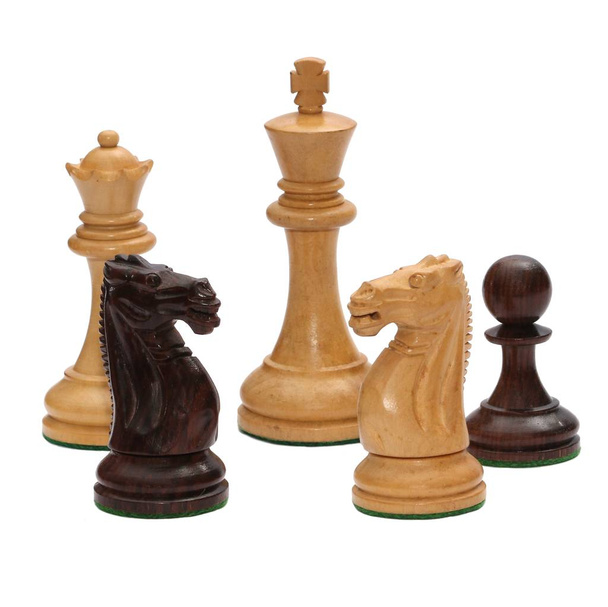 Quelques pièces d'échecs en bois (chevalier noir, chevalier blanc, pion noir, reine blanche et roi blanc) isolées sur fond blanc
 - Photo, image