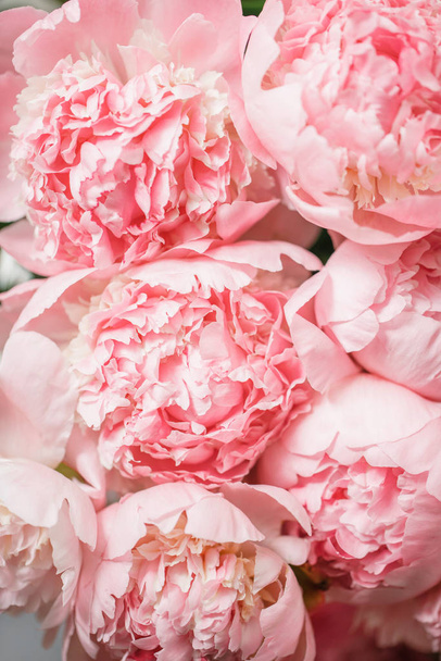 Mooie bloemen in glasvaas. Mooi boeket van roze pioenrozen. Floral samenstelling, scène, daglicht. Behang - Foto, afbeelding