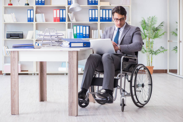 Uomo d'affari disabile che lavora in ufficio - Foto, immagini