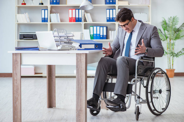 Homme d'affaires handicapé travaillant dans le bureau - Photo, image