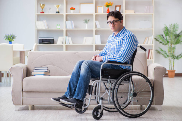 Jeune étudiant en fauteuil roulant en situation de handicap concept - Photo, image