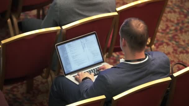 Bovenaanzicht van de mens op de Conferentie van de business zitten met een laptop - Video