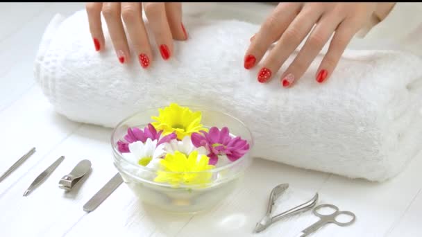 Manicure mani che si muovono su asciugamano bianco
. - Filmati, video