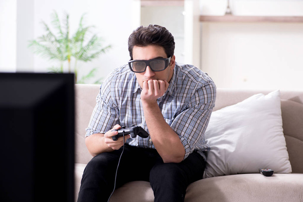 Hombre jugando juegos 3d en casa - Foto, Imagen