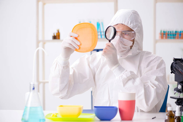 Contrôle et essai des plats en plastique par un chimiste - Photo, image