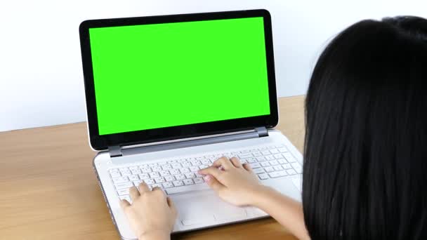 Asiatique fille tapant sur un ordinateur portable avec écran vert dans la salle de classe
. - Séquence, vidéo