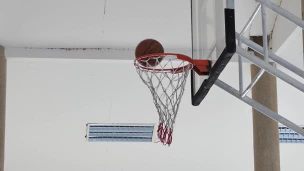 Gooi in een basketbal in de hoepel - Video
