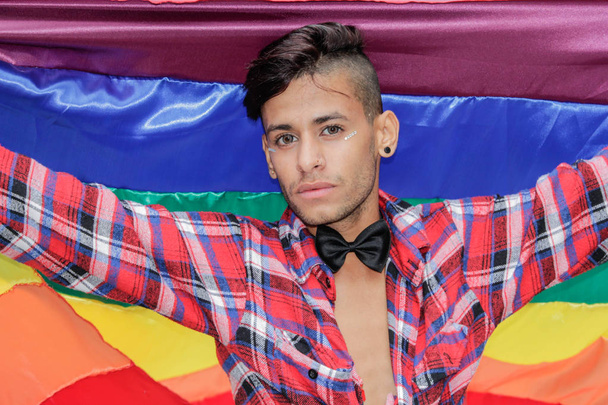 Sao Paulo, Brazylia - 3 czerwca 2018 r.: Niezidentyfikowany mężczyzna z tęczowa flaga i krawat obchodzi kultury lesbijek, gejów, biseksualistów i transseksualistów w 22 Lgbti Pride Parade Sao Paulo. - Zdjęcie, obraz