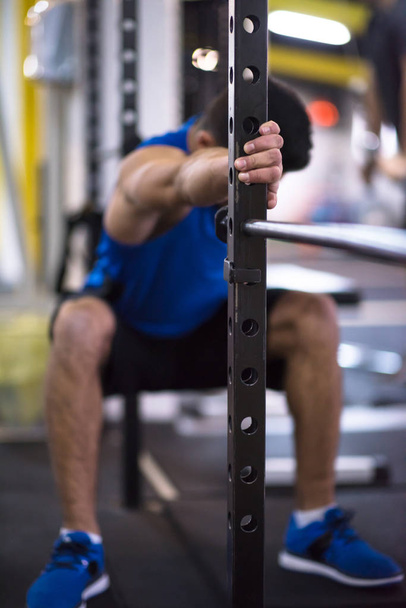 joven musculoso haciendo pull-ups en la barra vertical como parte de Cross Fitness Training
 - Foto, imagen