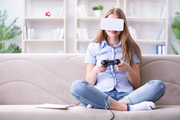 Νεαρό κορίτσι παίζει παιχνίδια εικονικής πραγματικότητας - Φωτογραφία, εικόνα