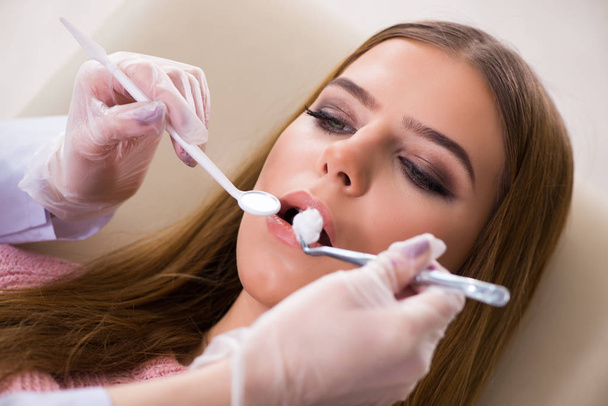 定期的な検診のために女性患者訪問歯医者 - 写真・画像