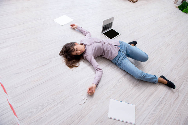 Мертвая женщина на полу после самоубийства - Фото, изображение