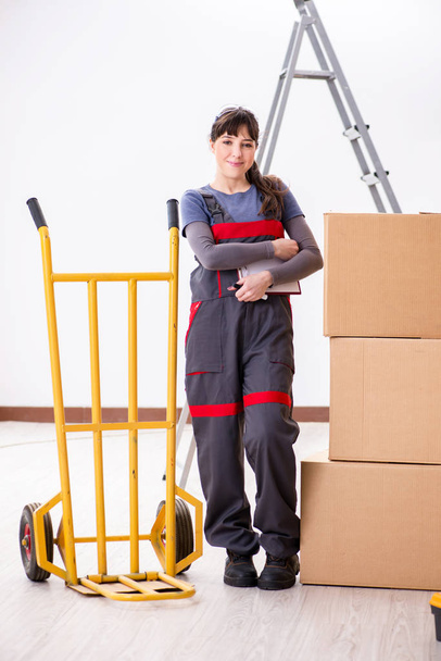 Женщина-подрядчик перевозит коробки по принципу переселения - Фото, изображение