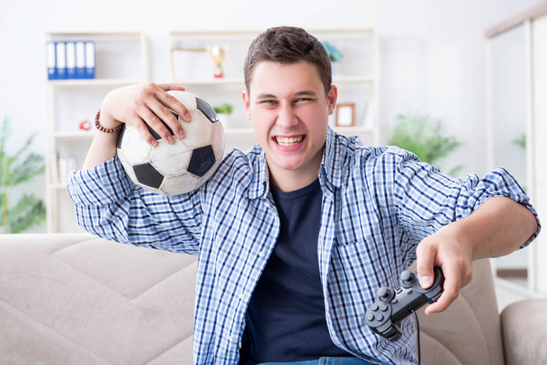 Hombre joven jugando juegos de ordenador en casa - Foto, Imagen