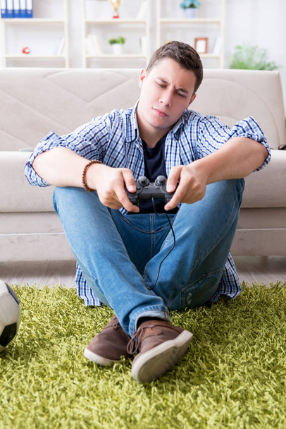 Young man playing computer games at home - Φωτογραφία, εικόνα