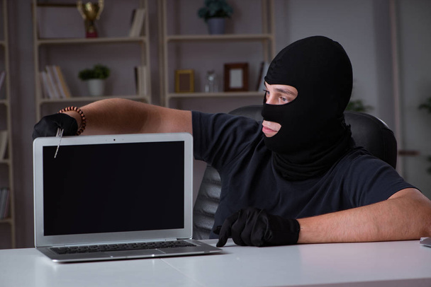 Haker włamuje się do komputera późno w nocy - Zdjęcie, obraz