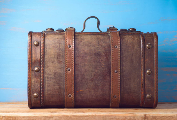 Vintage wooden suitcase on table background - Foto, afbeelding