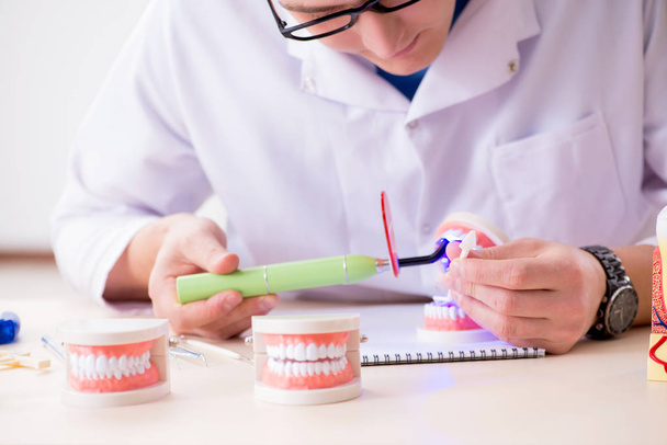 Zahnarzt arbeitet Zahnimplantat im medizinischen Labor - Foto, Bild