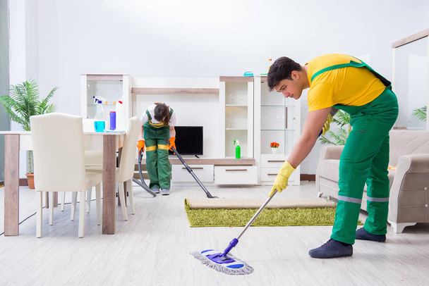 A háznál dolgozó hivatásos vállalkozók takarítása - Fotó, kép