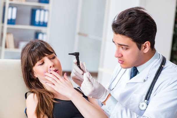 Arts controleren patiënten oor tijdens medisch onderzoek - Foto, afbeelding
