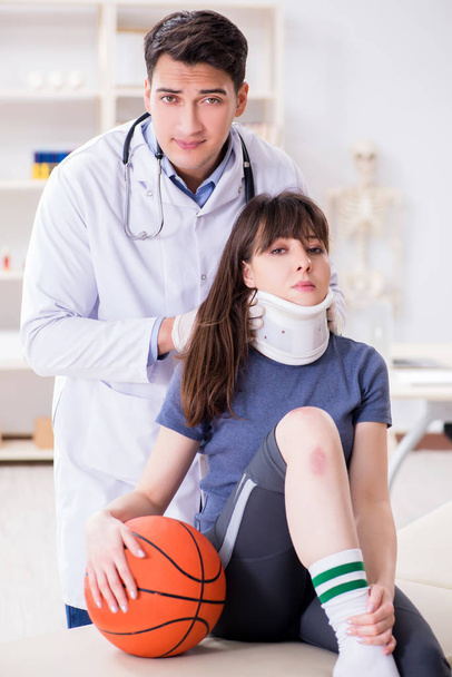 Γυναίκα μπασκετμπολίστας επισκέπτεται γιατρό μετά από τραυματισμό - Φωτογραφία, εικόνα