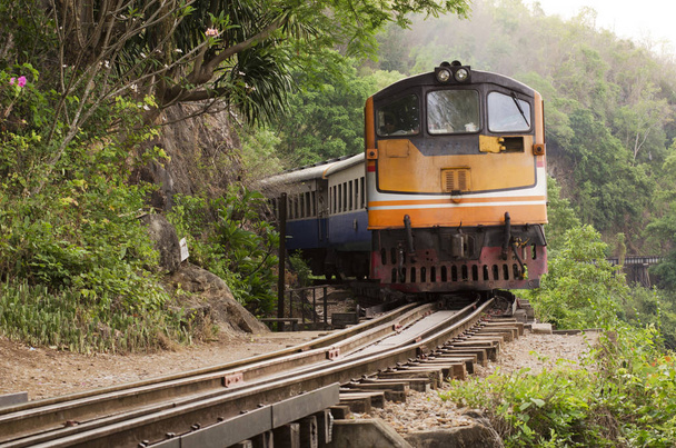Comboio na ferrovia na Tailândia
 - Foto, Imagem