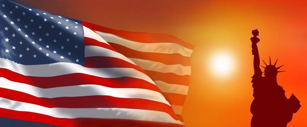 Amerikanische Flagge und Freiheitsstatue bei Sonnenuntergang. Amerikanische Flagge vor dem Hintergrund des Sonnenuntergangs. Amerikanische Flagge vor dem Hintergrund der Sonne.                                                                                              - Foto, Bild