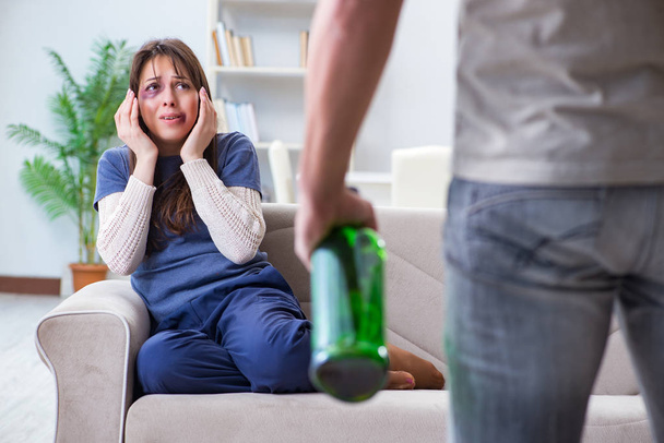 Betrunkener Ehemann missbraucht Ehefrau bei häuslicher Gewalt - Foto, Bild