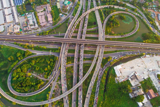Strada del traffico di giunzione di trasporto con movimento del veicolo vista aerea con drone - Foto, immagini
