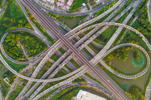 İnsansız hava aracı ile araç hareket hava görüntülü ulaşım kavşağı trafik yolu - Fotoğraf, Görsel