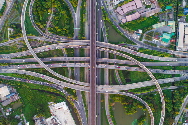 Kuljetusristeysliikennetie, jolta on ajoneuvon liikkeenilmakuva miehittämättömällä ilma-aluksella
 - Valokuva, kuva