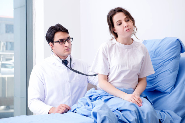 Doctor visiting patient in hospital room - Foto, immagini