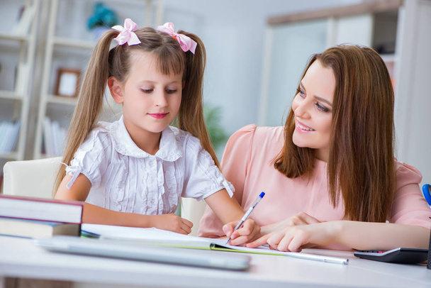 Mãe ajudando sua filha a fazer lição de casa - Foto, Imagem