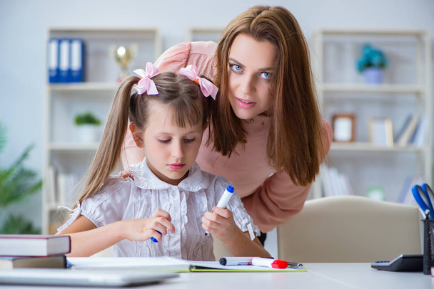 Moeder helpen haar dochter om huiswerk te maken - Foto, afbeelding