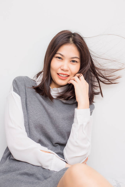 Retrato de asiático sorrindo mulheres bonitas no fundo branco
 - Foto, Imagem