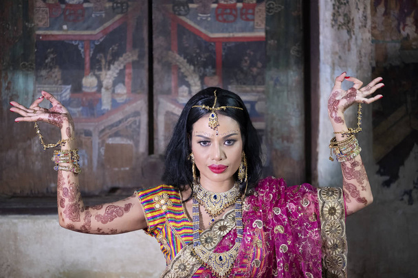 Close up Menina indiana bonita Jovem modelo hindu mulher com jóias Kundan
. - Foto, Imagem