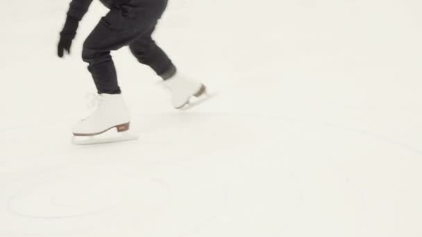 Lekcja jazdy na łyżwach na lodzie - Materiał filmowy, wideo