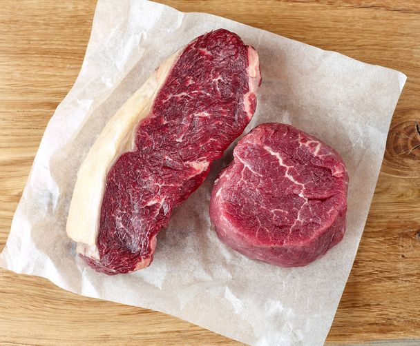 ruwe strip loin en filet mignon biefstuk - Foto, afbeelding