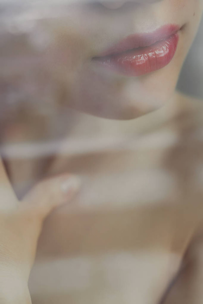 Σαγηνευτικό γυμνή γυναίκα με lip gloss - Φωτογραφία, εικόνα