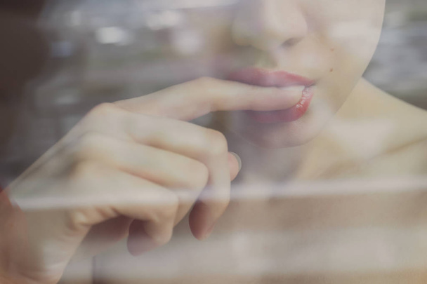 Erotyczne kobieta z palec w ustach - Zdjęcie, obraz