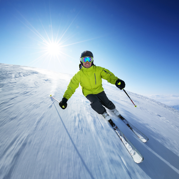 narciarz w górach, przygotowanym stoku i słoneczny dzień - Zdjęcie, obraz
