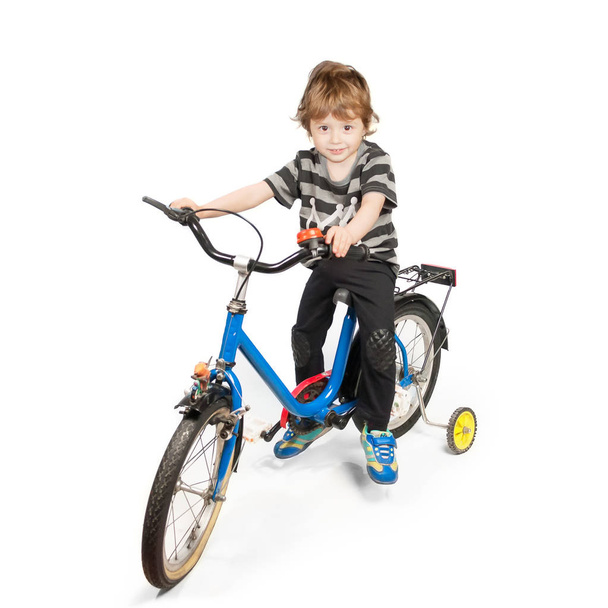 Gelukkig kleine jongen op fiets geïsoleerd op wit . - Foto, afbeelding